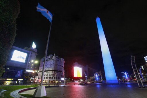 Buenos Aires se viste de celeste y blanco para conmemorar a San Martín
