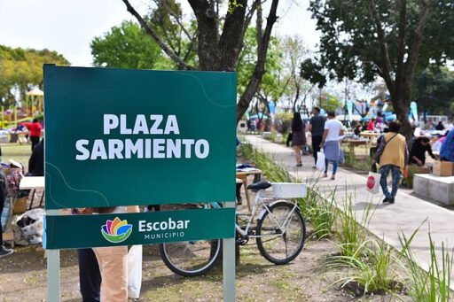 La Plaza Sarmiento de Garín ahora cuenta con nueva cancha de fútbol, sistema de riego y veredas.