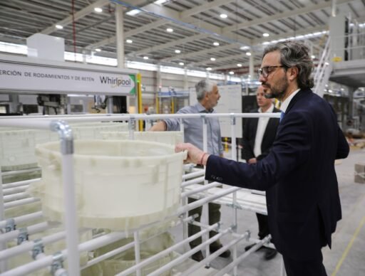 Cafiero visitó planta de Whirlpool que planifica exportar por 50 millones de dólares