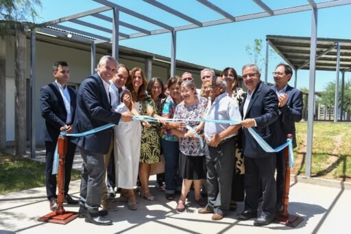 El presidente inauguró las primeras viviendas para personas mayores