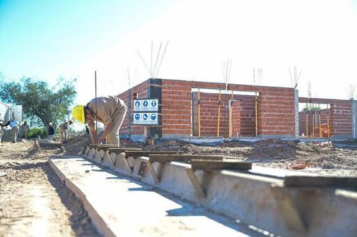 Sujarchuk superviso la construcción de viviendas en La Chechela
