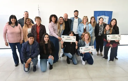 Escobar reunió a representantes de las escuelas ganadoras del concurso "Julio Sin Plástico"