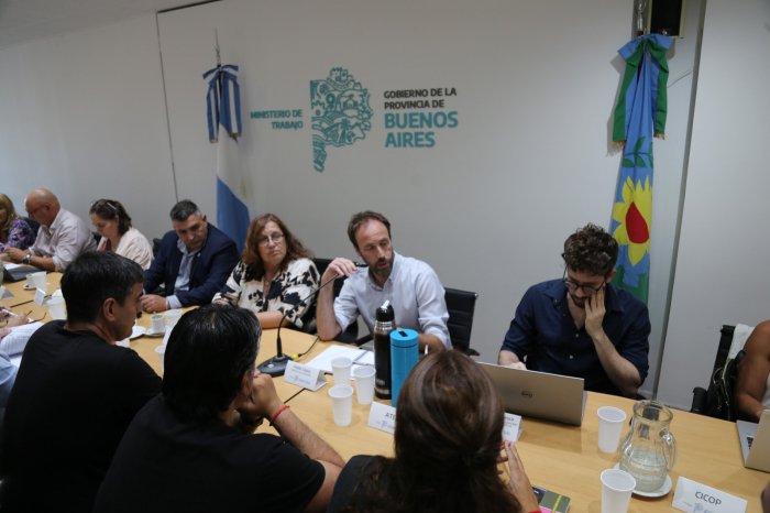 La Provincia acordó con los docentes y estatales un aumento salarial ...