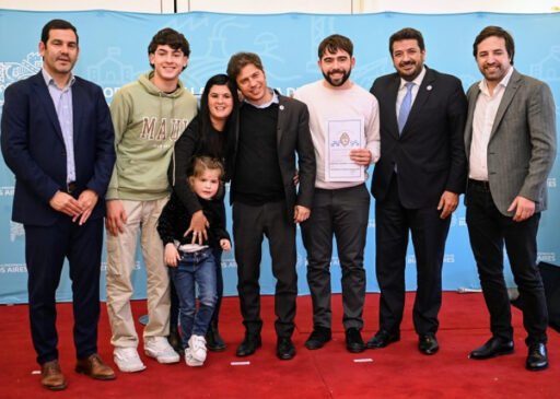 La Provincia puso en funcionamiento una ambulancia y distribuyó escrituras gratuitas
