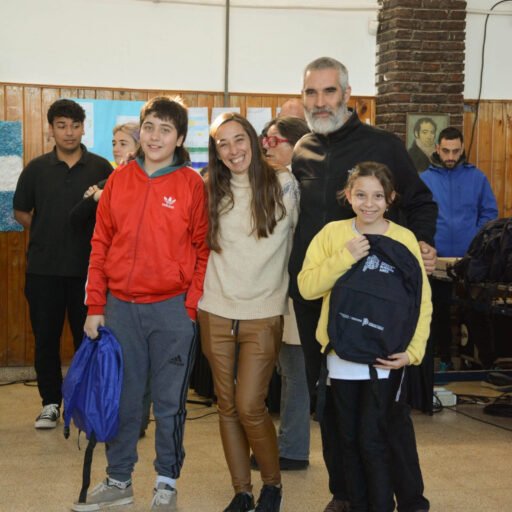 Educación: se entregaron 165 mochilas con útiles escolares en colegios donde funciona el programa Coros y Orquestas Bonaerenses